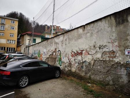 Zid ob igrišču Partizan prej